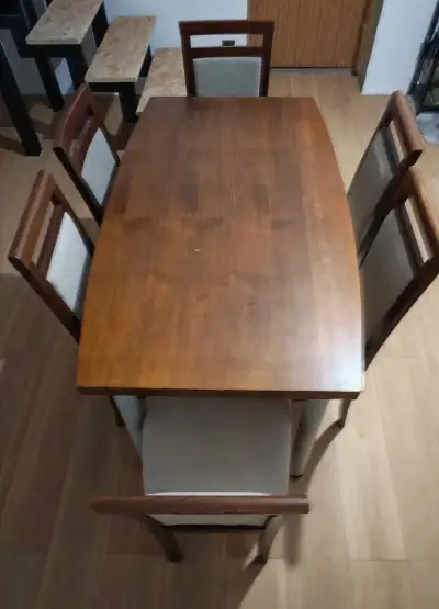 Jedálenský stôl a stoličky