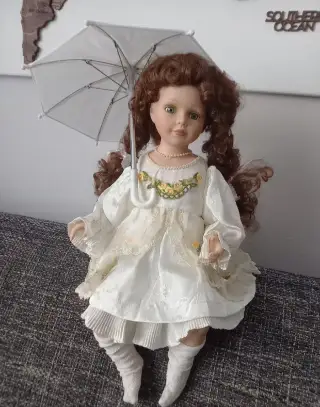 Sediaca porcelánová bábika nevesta