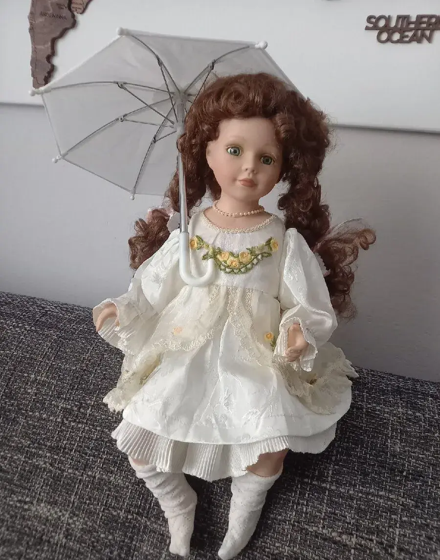 Sediaca porcelánová bábika nevesta