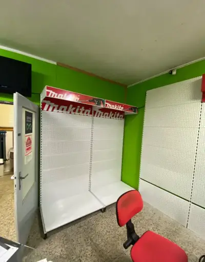 Rôzne kovové regále