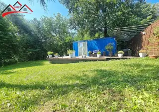 Vám na predaj pozemok s mobilným kontajnerom.