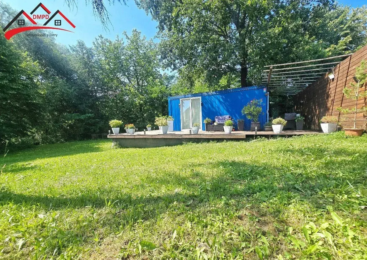 Vám na predaj pozemok s mobilným kontajnerom.