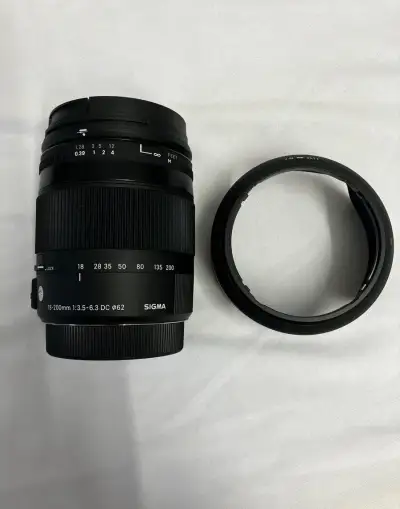 Sigma 18–200mm f/3.5–6.3 DC – Nikon F mount (DX), 62mm
