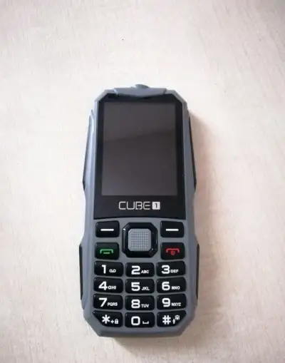 Klasický tlačidlový mobilný telefón Cube1 X100