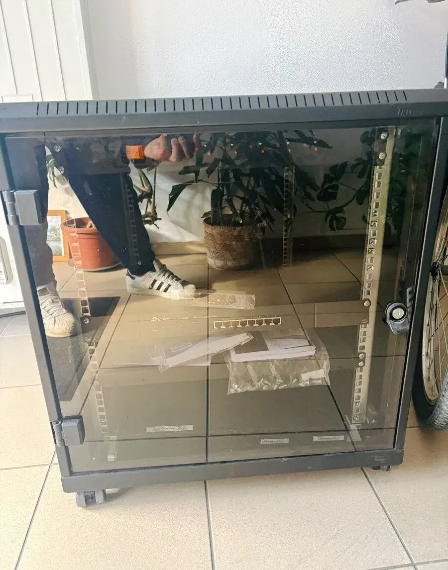 Serverovňu – rack, Cisco, TP-Link, 2× HDD