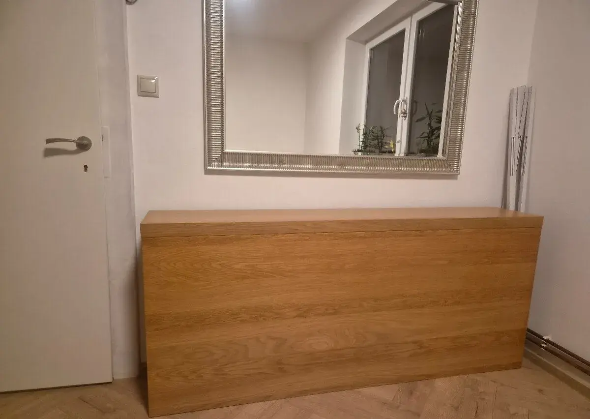 Konzola za postel s vysuvacimi polickami