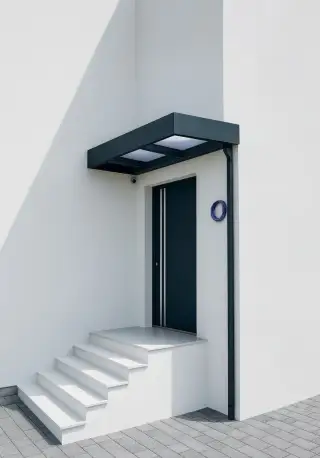 Prístrešok nad dvere moderný s lemom,bez podpery.
