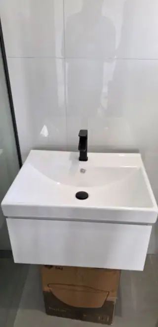 Kúpeľňovú skrinku s umývadlom 60cm