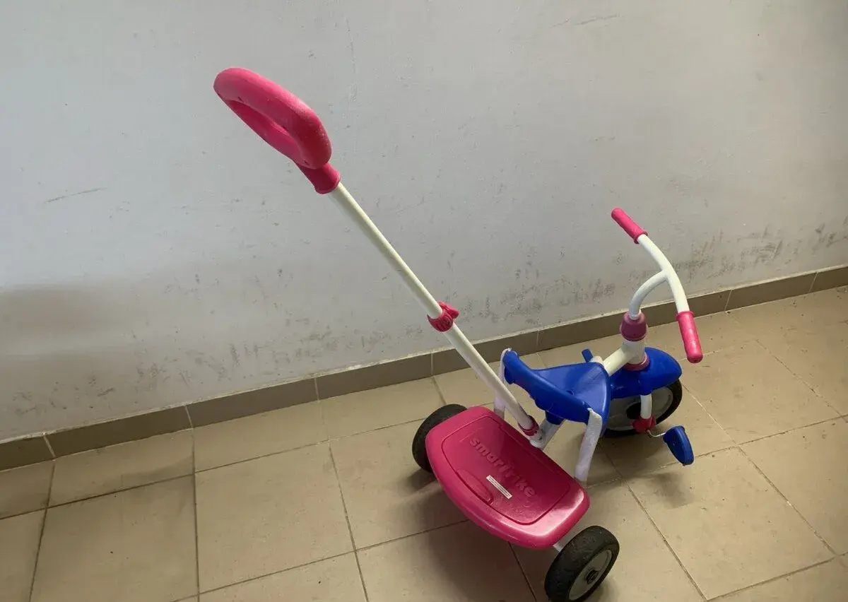 Trojkolka smarTrike s vodiacou tyčou a stupačkami