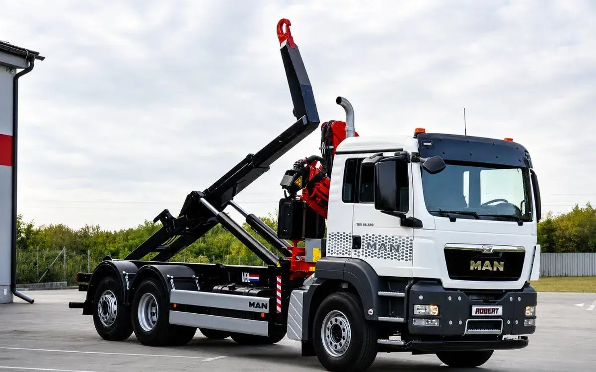 MAN TGS 28.320 HÁKOVÝ NOSIČ KONTAJNEROV + HYDRAULICKÁ RUKA