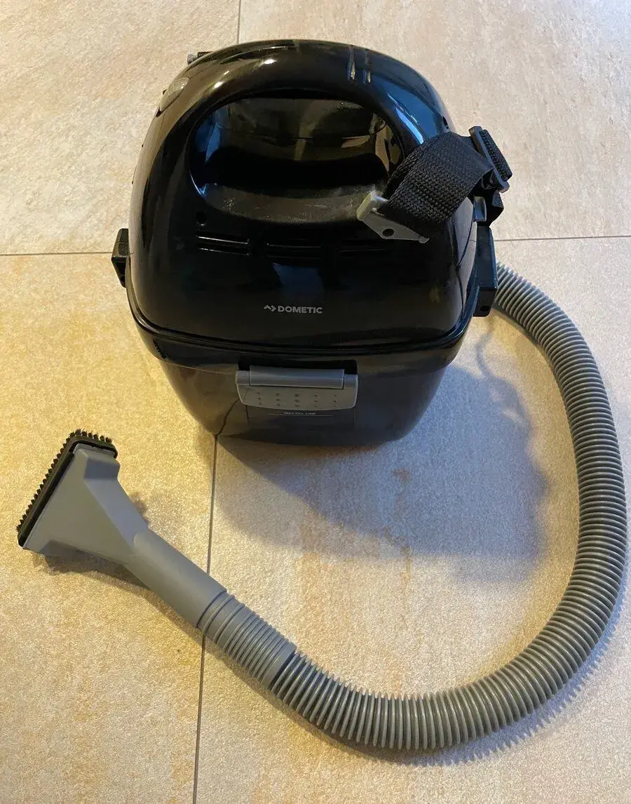 Dometic PV 100 – akumulátorový vysávač