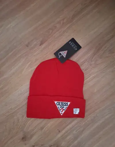 Čiapka Guess