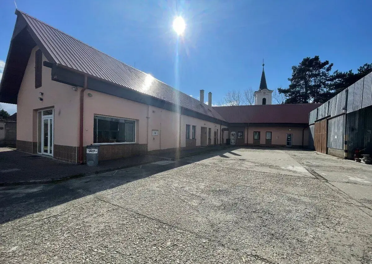 MH264- Na predaj budova a 2 haly vhodné na rôzne využitie
