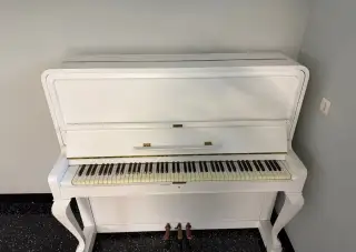 Biele pianino Petrof