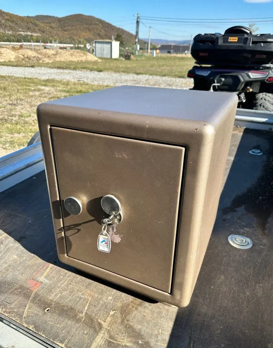 Bezpečnostný trezor SAFETRONICS – 100 kg, 2 kľúče