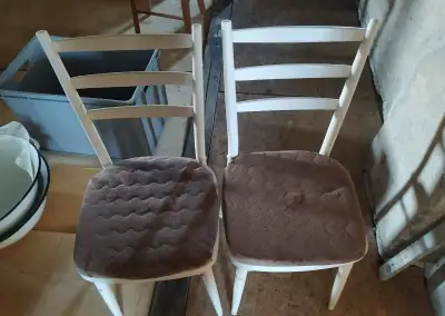 Staré biele stoličky