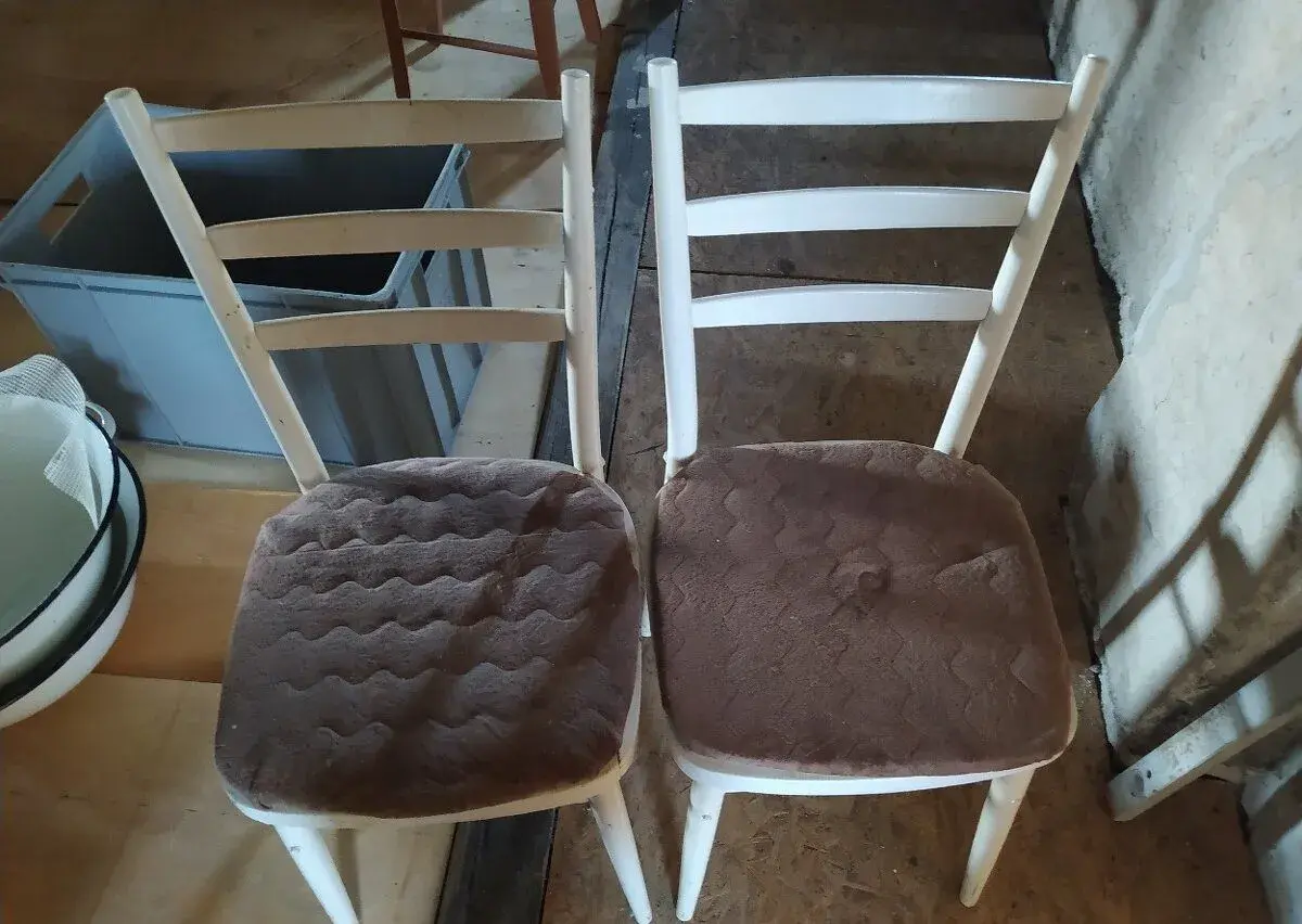 Staré biele stoličky