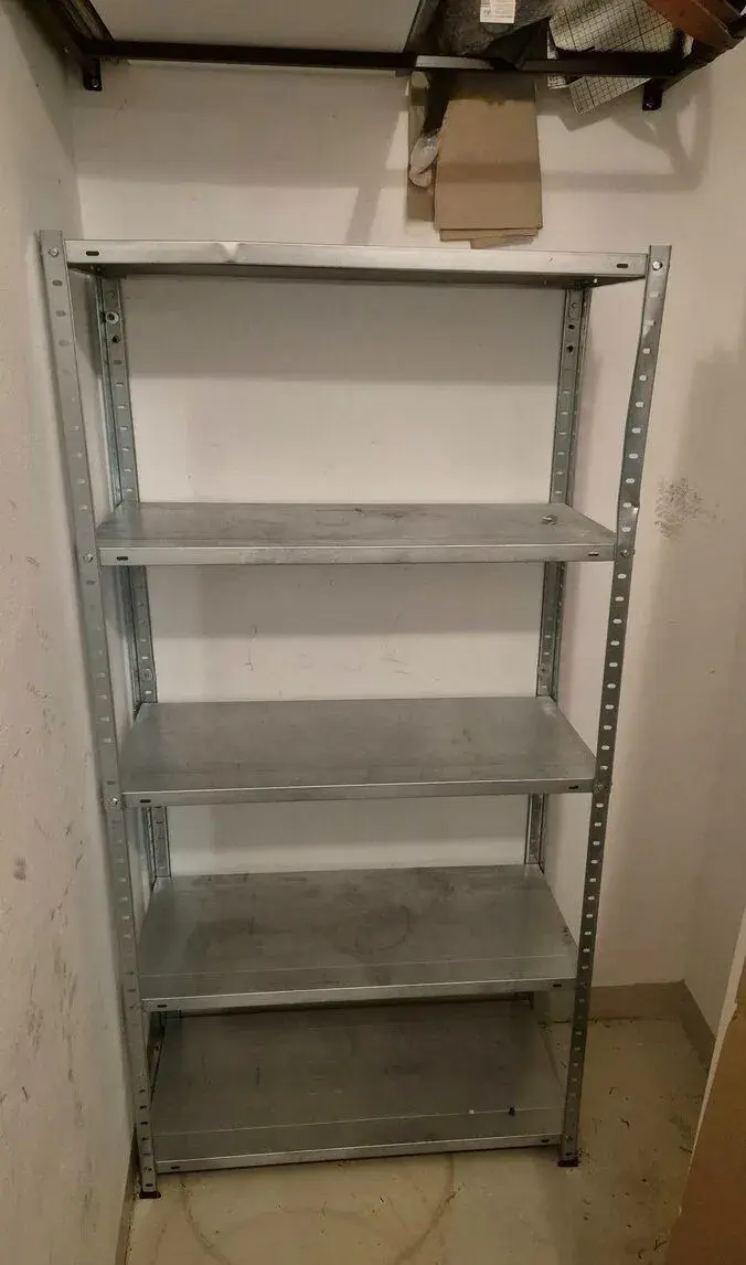 Celokovový skrutkovací regál