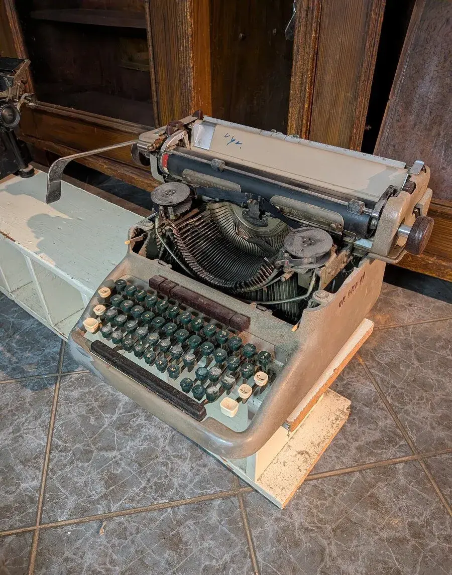 Retro kancelársky písací stroj – na dekoráciu alebo renováci