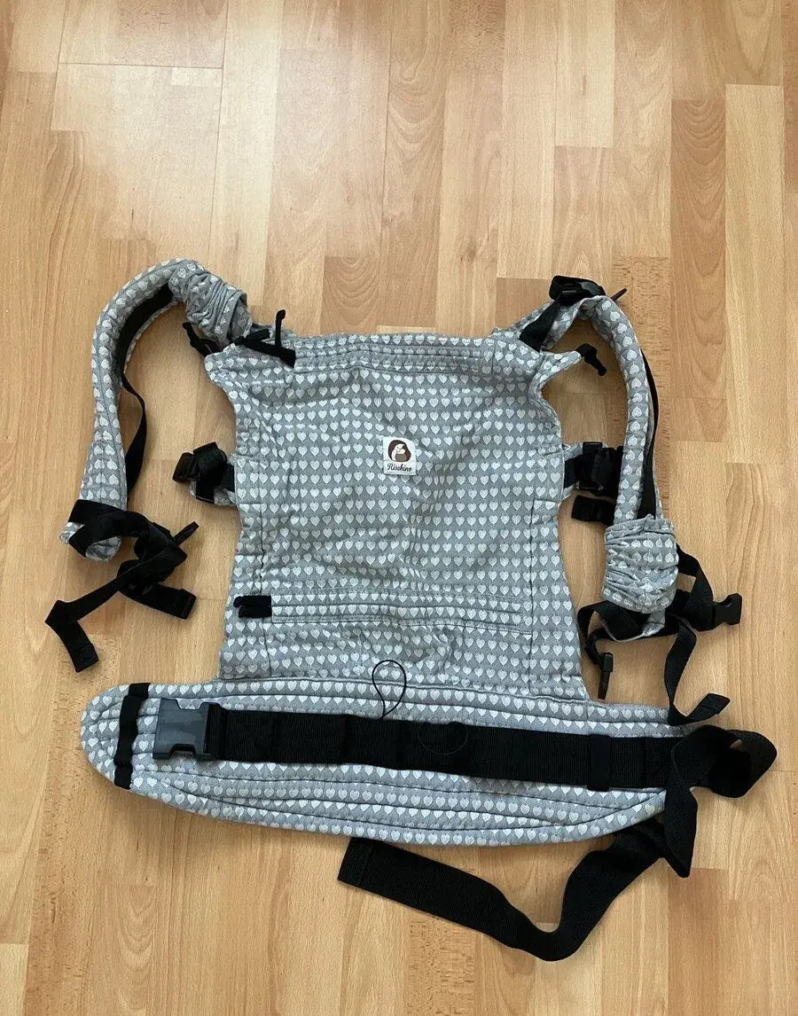 Ergonomický detský nosič Rischino – sivý folklórny vzor