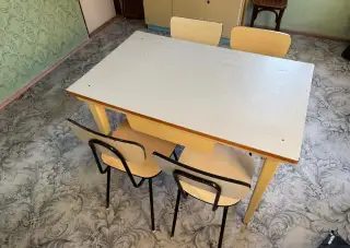 Jedálenský stôl