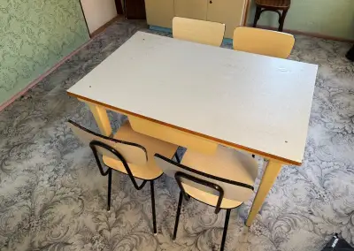 Jedálenský stôl