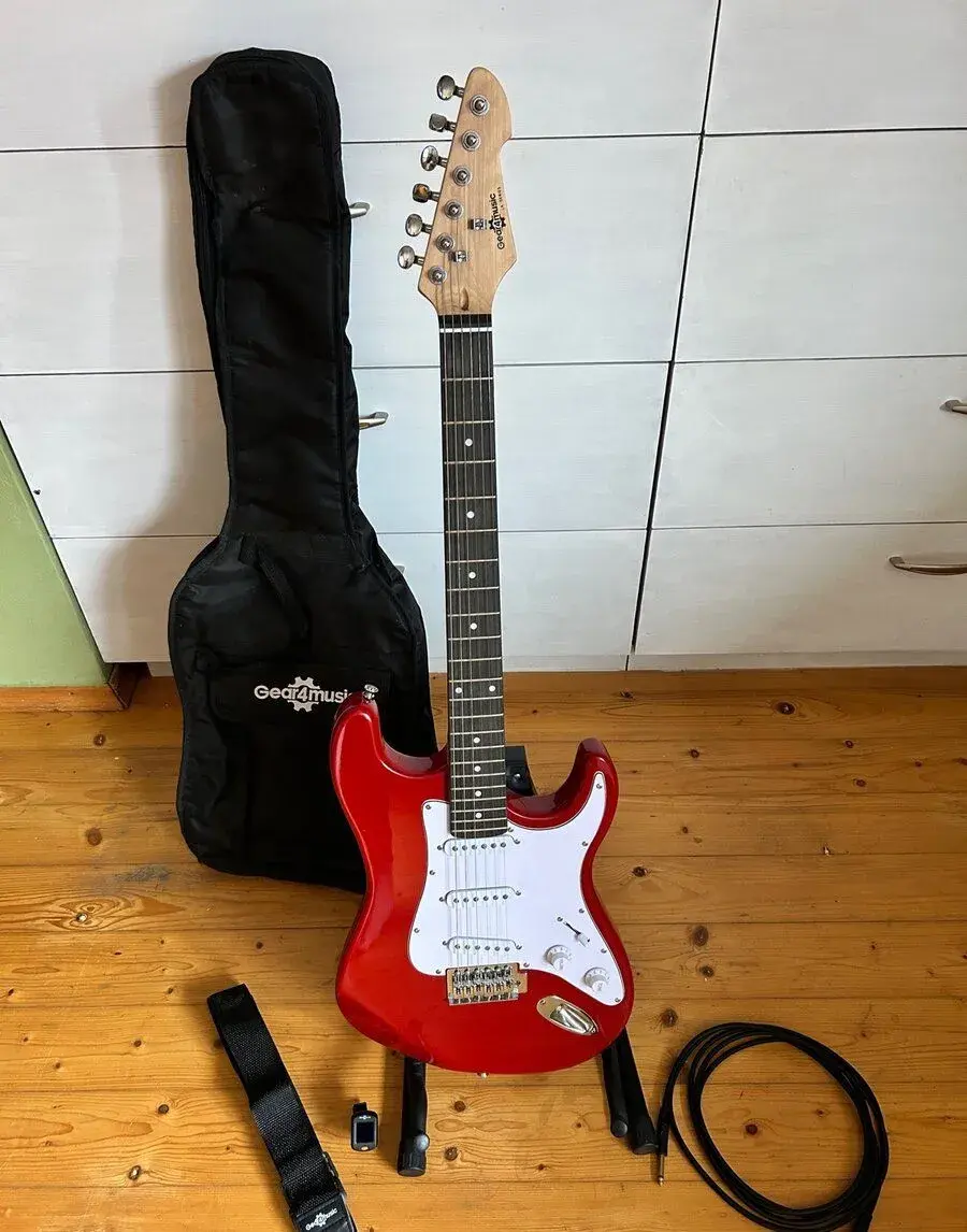 Červenú elektrickú gitaru Gear4music + príslušenstvo