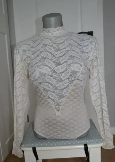 Biele elegantné čipkové body
