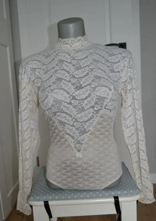 Biele elegantné čipkové body