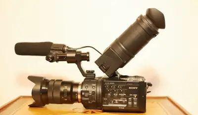 Sony NEX FS-100 a Sony FE 24-105mm f/4.0 G OSS