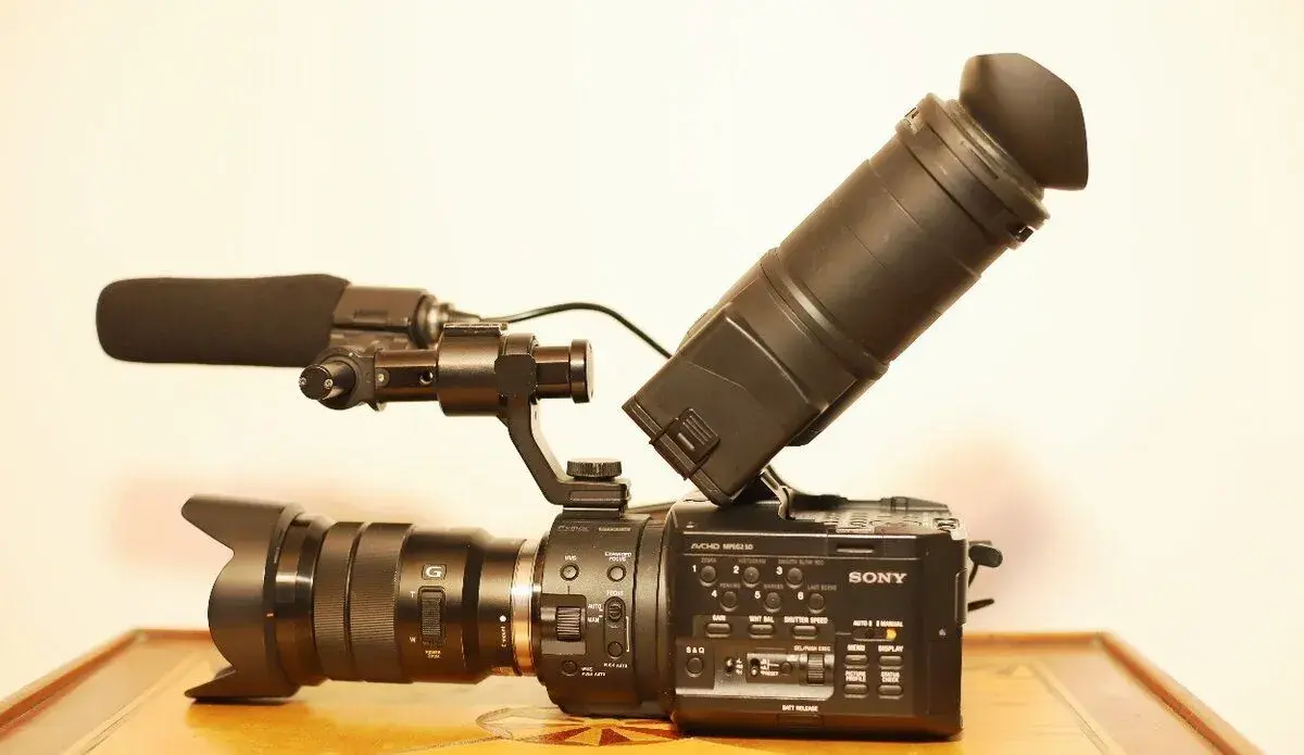 Sony NEX FS-100 a Sony FE 24-105mm f/4.0 G OSS