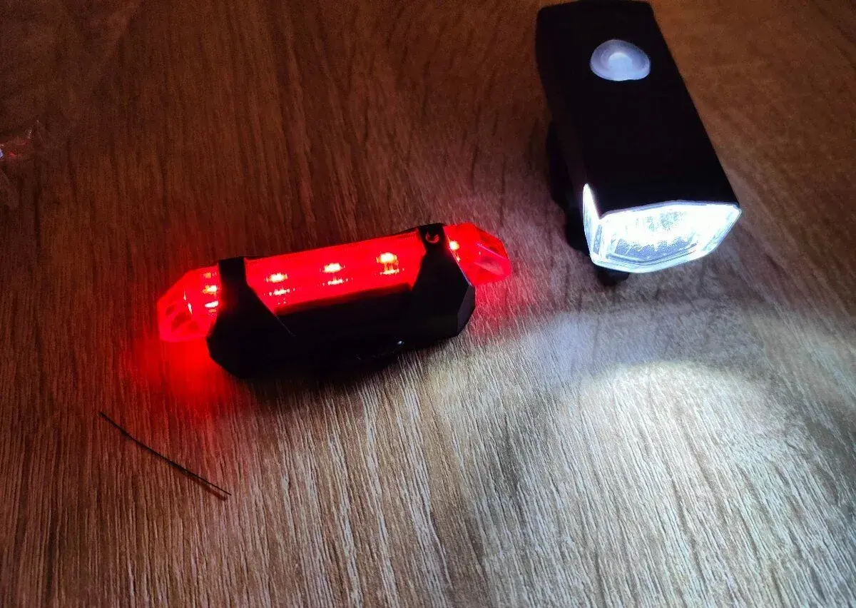 Svetielka k bicyklom a na kempovanie USB nabíjanie :)