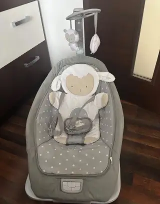Vibrujúce a hrajúce ležadlo Ingenuity Cuddle Lamb