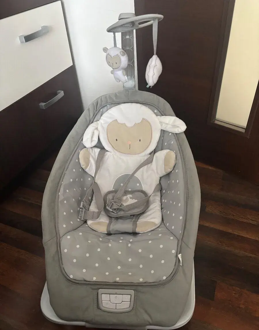 Vibrujúce a hrajúce ležadlo Ingenuity Cuddle Lamb