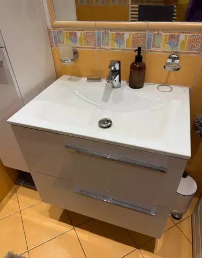 Skrinky, nábytok do kúpeľne, umývadlo