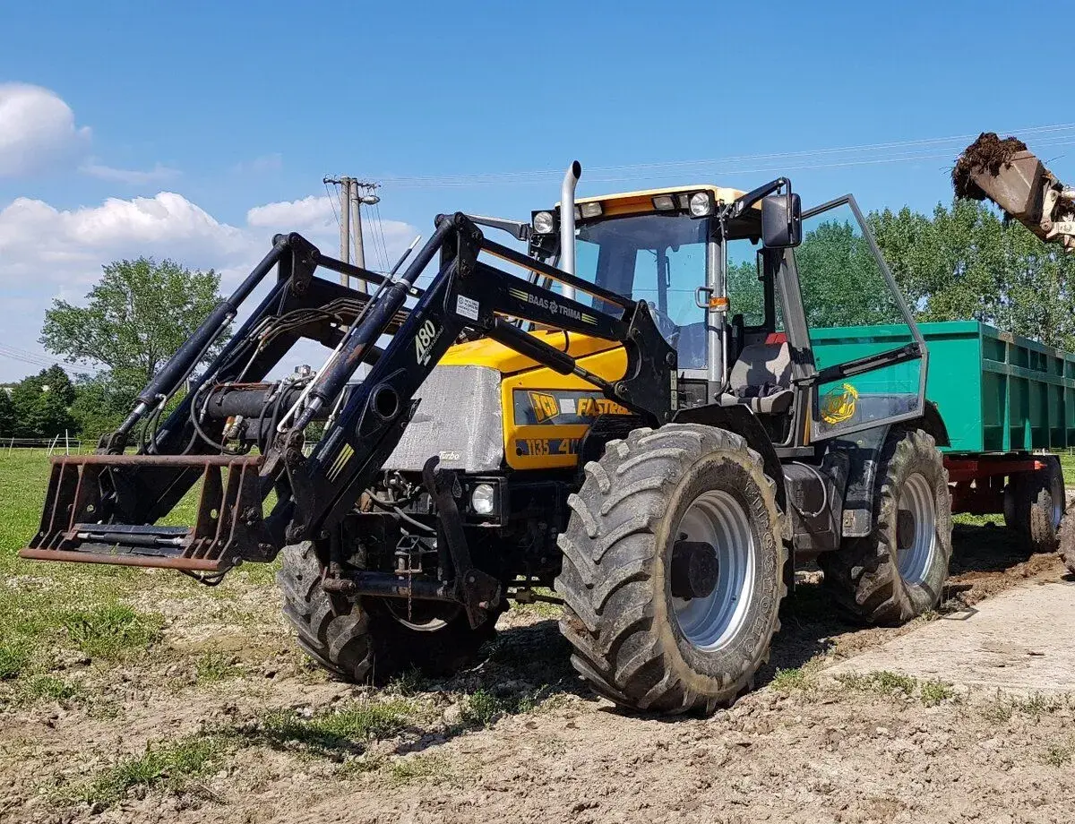 JCB FASTRAC 1135 s čelným nakladačom