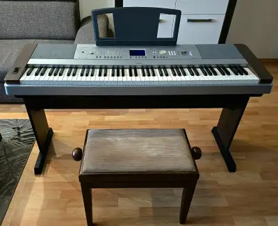 Yamaha Portable Grand DGX-640 a klavírna lavica F900.580