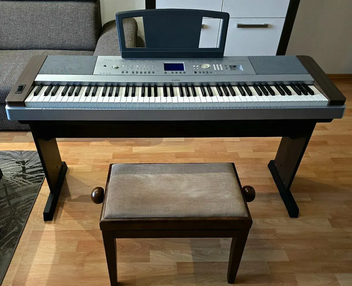 Yamaha Portable Grand DGX-640 a klavírna lavica F900.580