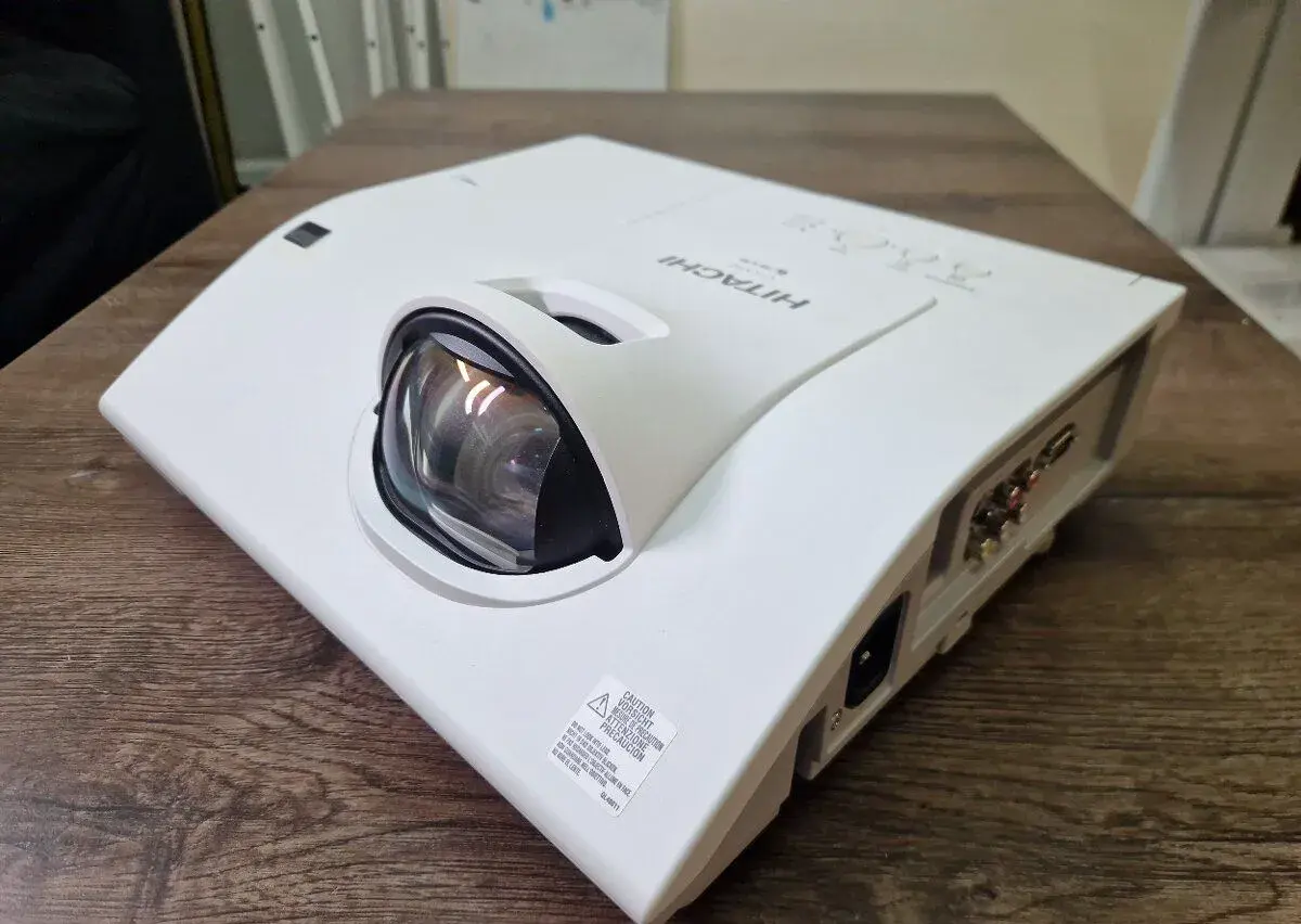 Hitachi CP-CX250 + držiak na strop