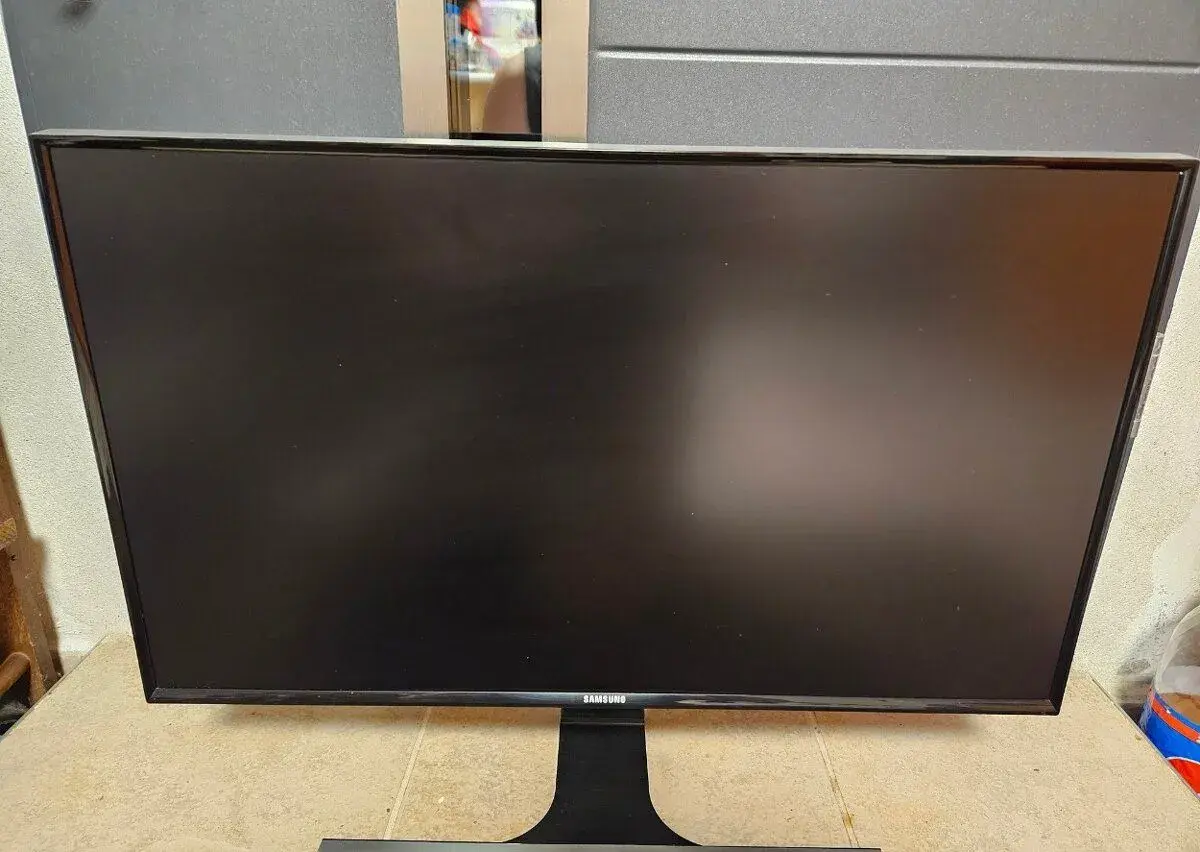 27" Samsung S27D590P