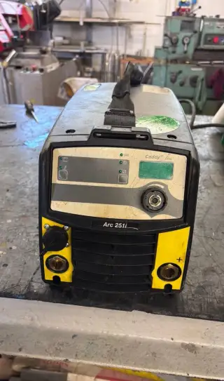 Zváračka ESAB Caddy Arc 251i A32 250A