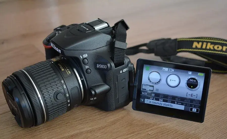 Nikon D5600 wifi BT - dotyk.dis. - VR objektiv AF-P 5 tis.sn