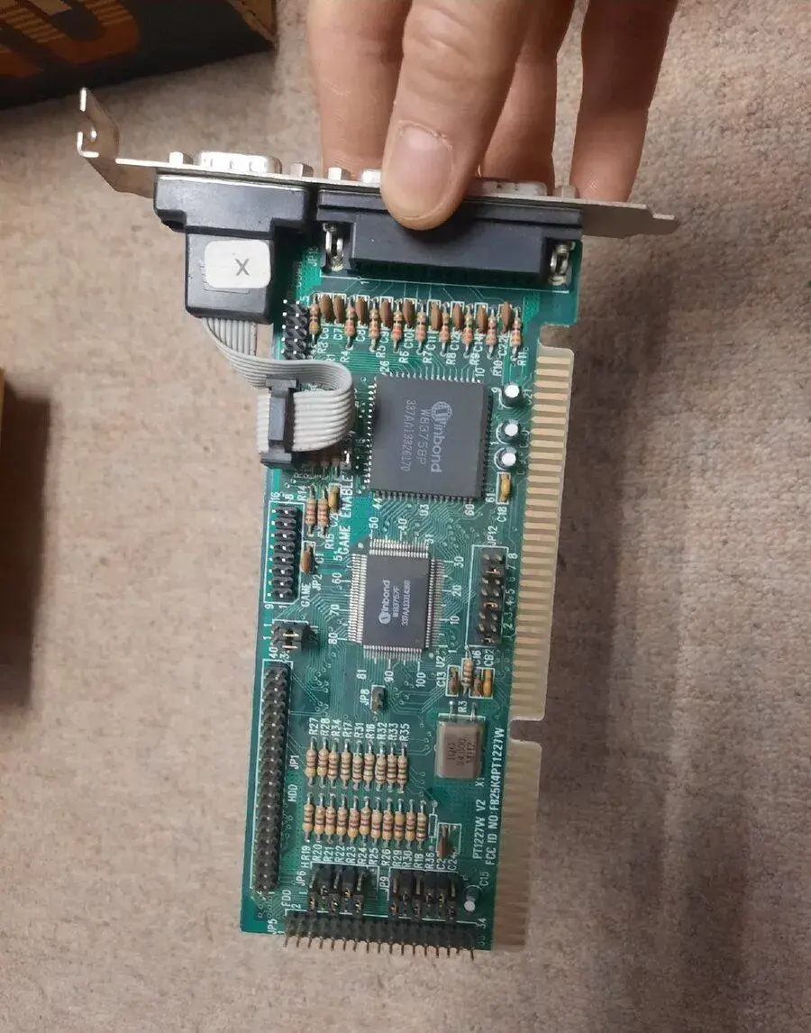 Retro radič Winbond PTI-227W