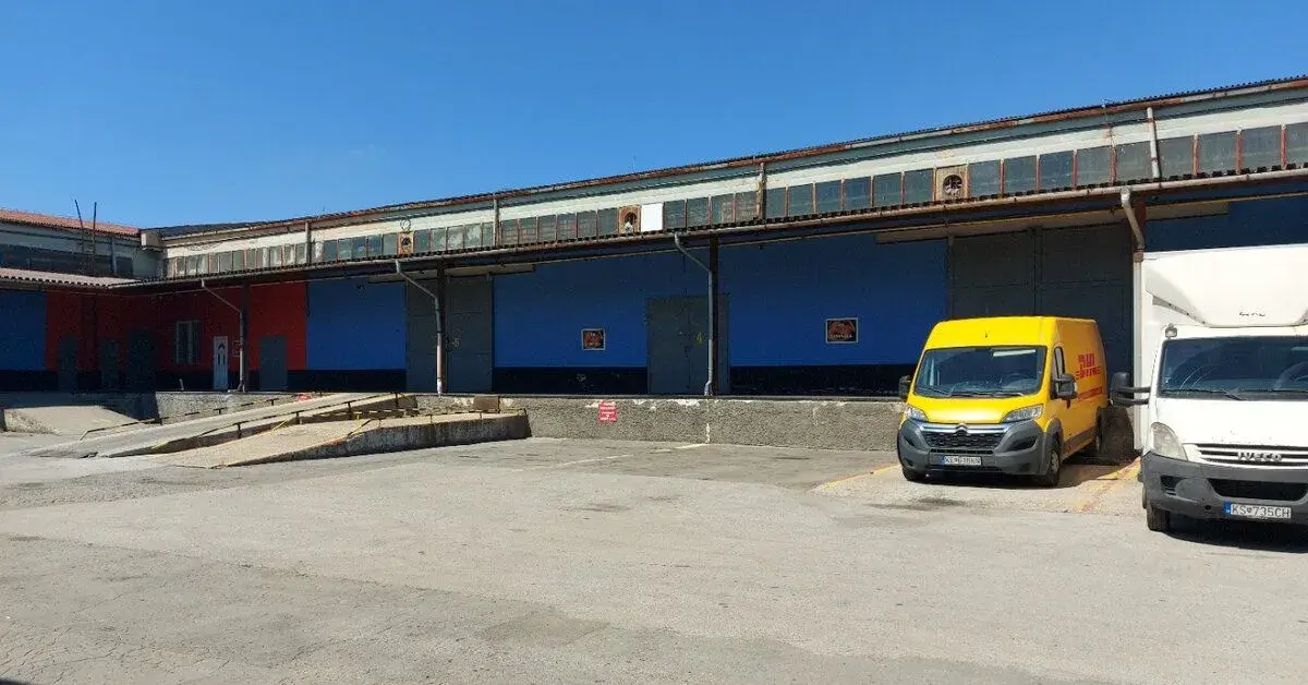 Skladovacie priestory s výmerou 830 m2 v areáli pri diaľničn