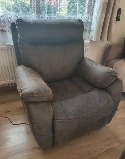 Polohovatelne kreslo