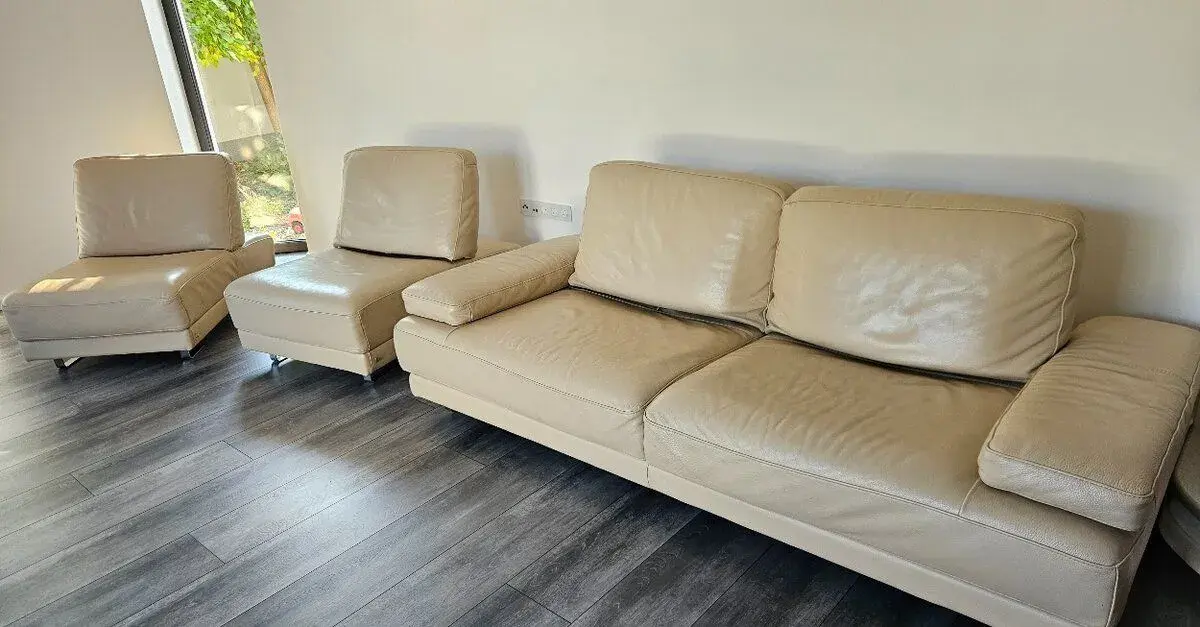 Kožená talianska sedačka z dieľne Natuzzi s dvoma kreslami