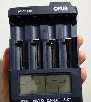 Univerzálnu nabíjačku Opus BT-C3100 V2.2
