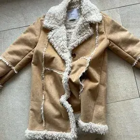 Zimná bunda/krátky kabátik BERSHKA