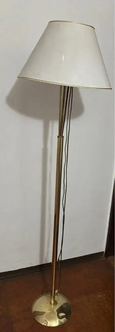 Samostatne stojacu lampu