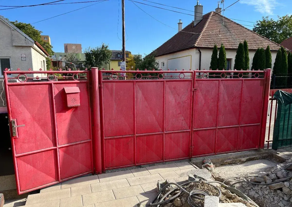 Kovová dvojkrídlová brána + bránička
